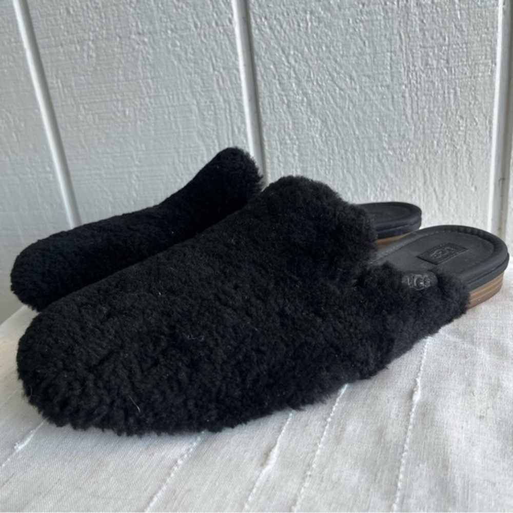UGG Janaya Cozy‎ Mule Black Sheepskin Women’s Size 9.5